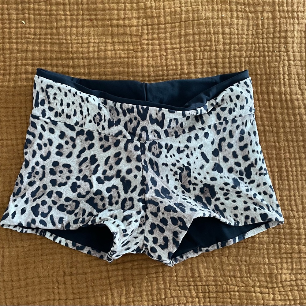 Planet Blue Blue Life Fit Leopard Shorts Size S